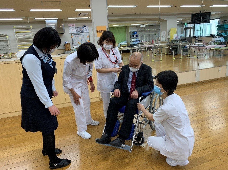 各社の車椅子クッションを評価する事務部門の方々