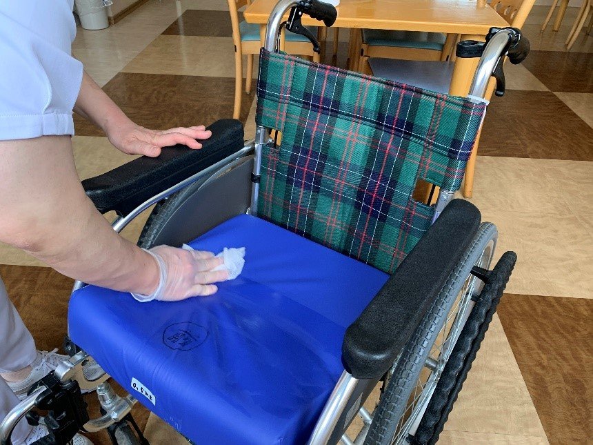 車椅子用クッションを清拭する様子