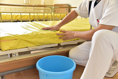 マットレスを清拭消毒している様子