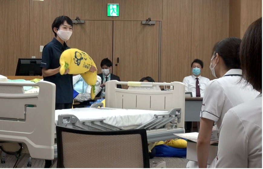 ポジショニング研修会の様子1 「バナナフィット」の使用方法