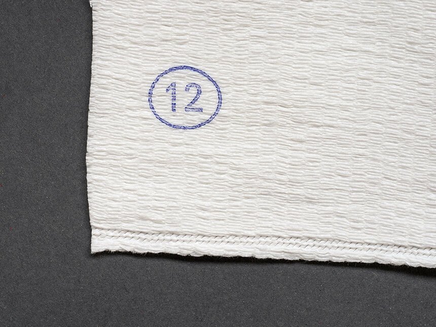 伸縮性に富んでいるので、手や足にやわらかくフィットします。